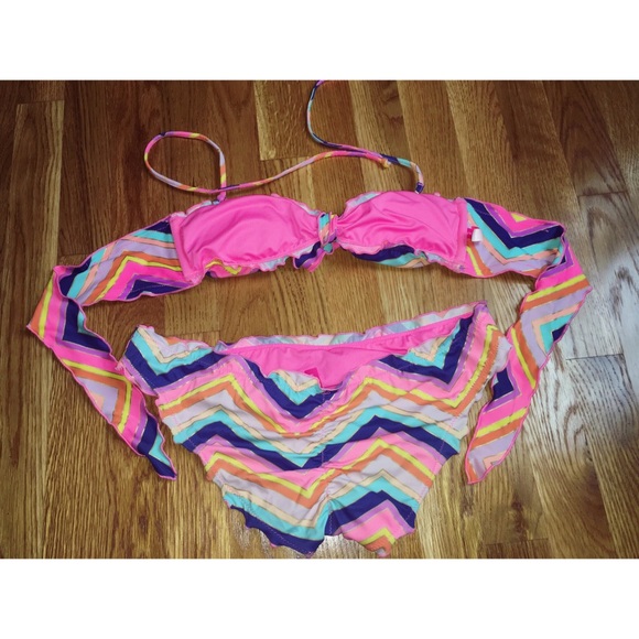 VS Chevron Bandeau Top & Cheeky Bottoms Bikini Set - Picture 4 of 5
